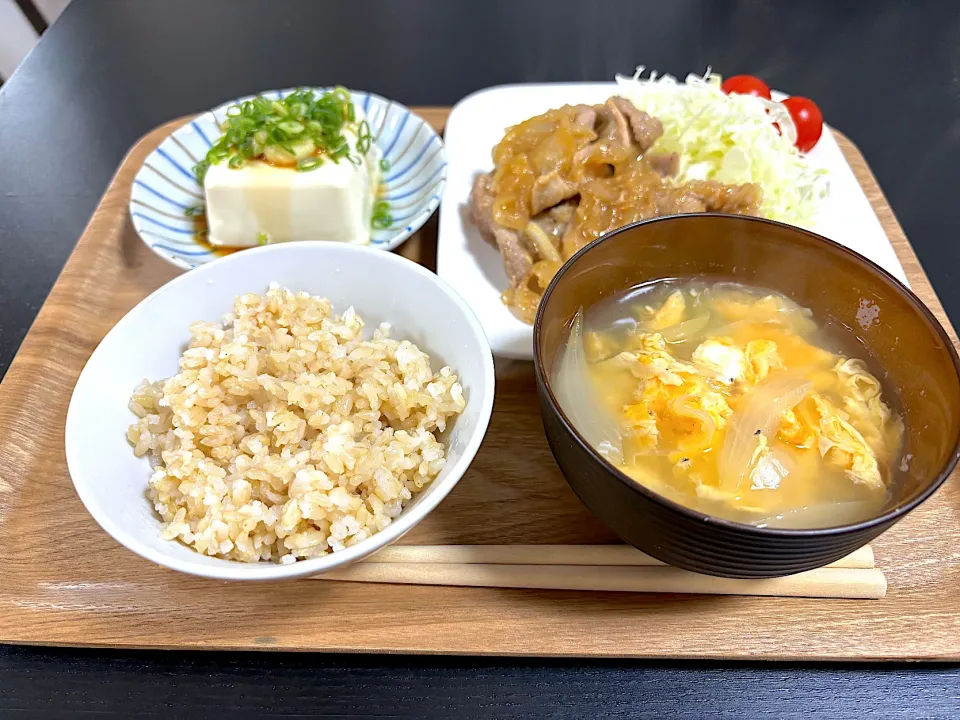 Snapdishの料理写真:豚の生姜焼きと玉葱と卵の中華スープ|ごはんとおつまみ🍺さん