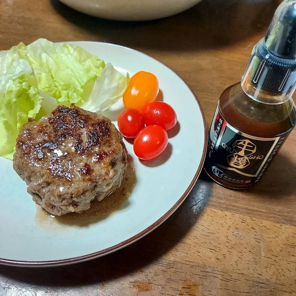 Snapdishの料理写真:息子からのホワイトデー　黒格ハンバーグ　牛醤(熟成肉で作った肉の旨み成分を凝縮した調味料)をかけて|あかね空さん