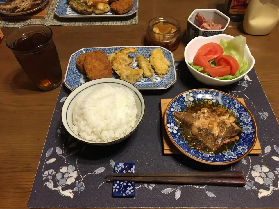 ご飯、カレイの煮付け、コロッケ、天ぷら盛り合わせ、サラダ、つるし焼豚スライス、沢庵、烏龍茶(夕飯)|enarinさん