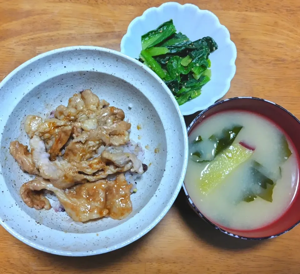 Snapdishの料理写真:2024 0313　豚丼　小松菜のナムル　わかめとさつまいものお味噌汁|いもこ。さん