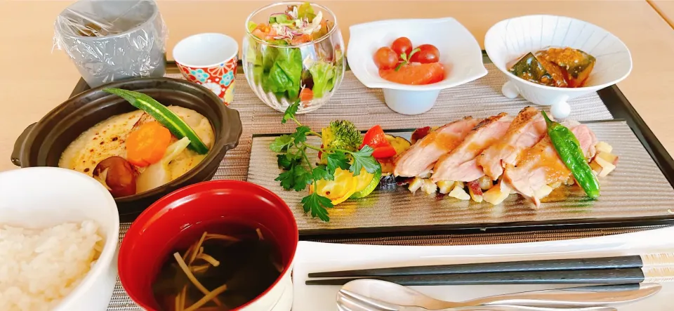 鴨もも肉のコンフィ　おろしソース　　　　　スズキのソテー山芋とろろのグラタン仕立て|トモロヲさん