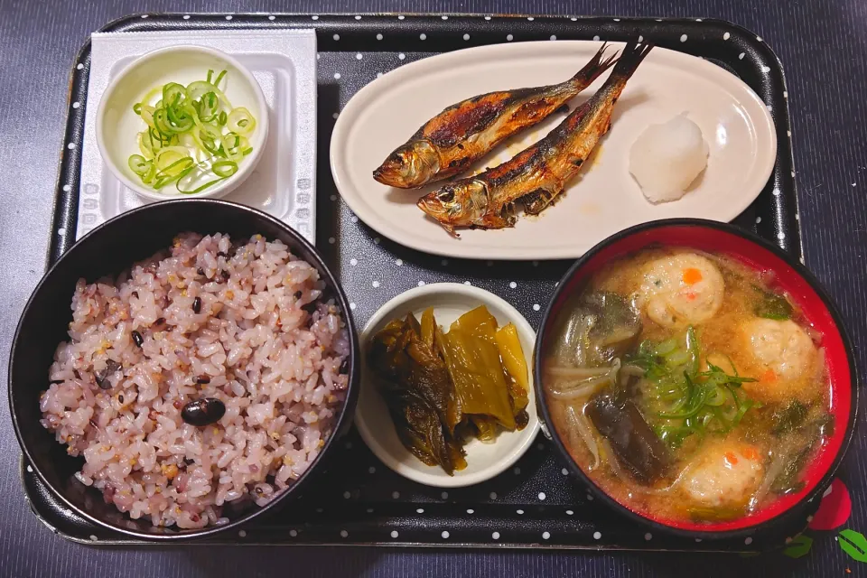 今日の朝ごはん（十六穀ごはんにめざし（いわし丸干し）、ひきわり納豆、つみれ汁、高菜漬）|Mars＠釜飯作り研究中さん