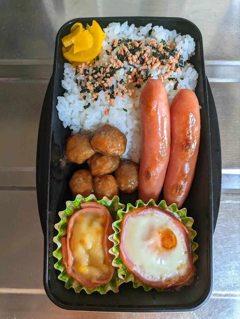 旦那弁当　2024/3/15

ミートボール
ウインナー
ハムカップグラタン
ハムカップ目玉焼き|ユキヨメ♪さん