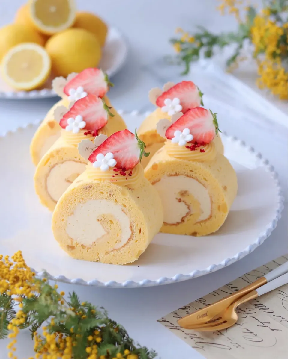 Snapdishの料理写真:レモンロールケーキ🍋|もえさん