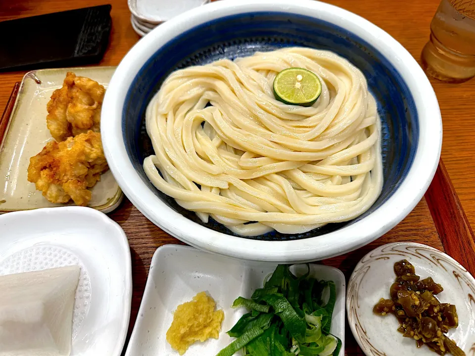 いりこ醤油うどん冷に鶏天|マハロ菊池さん