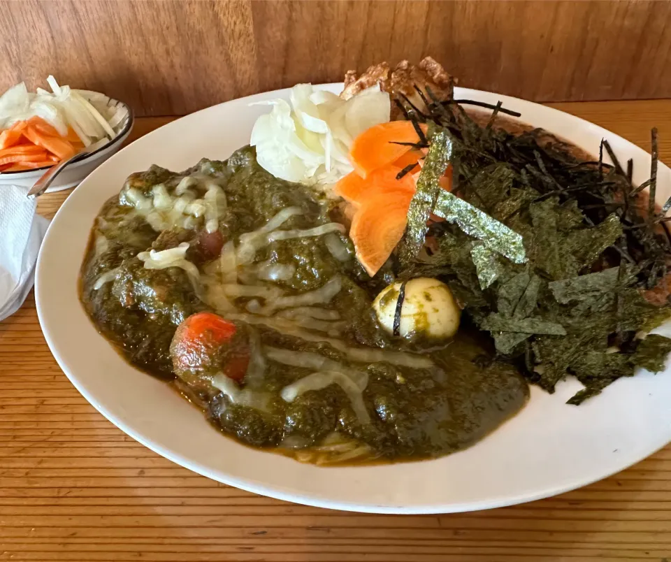 大辛ほうれん草チーズ🌱🧀極辛キーマクラシックのりだくのあいがけ🍛🌶️🔥味玉トッピング🥚ピクルスマシマシ🥒|buhizouさん