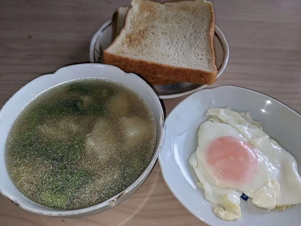 Snapdishの料理写真:今日の食事メニューは、アスパラガス&馬鈴薯のスープセット
・アスパラガス&馬鈴薯スープ中身（アスパラガス＋馬鈴薯＋顆粒コンソメスープ）
・目玉焼き
・超熟国産小麦食パン8枚トースト|Tarou  Masayukiさん