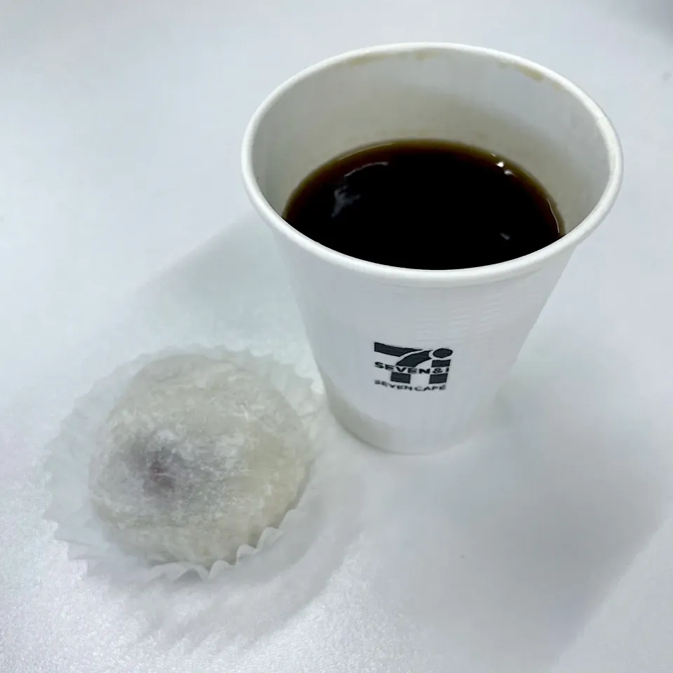 Snapdishの料理写真:福岡県産あまおう苺使用 いちご大福 w/ ホットコーヒー|T. Wonderさん