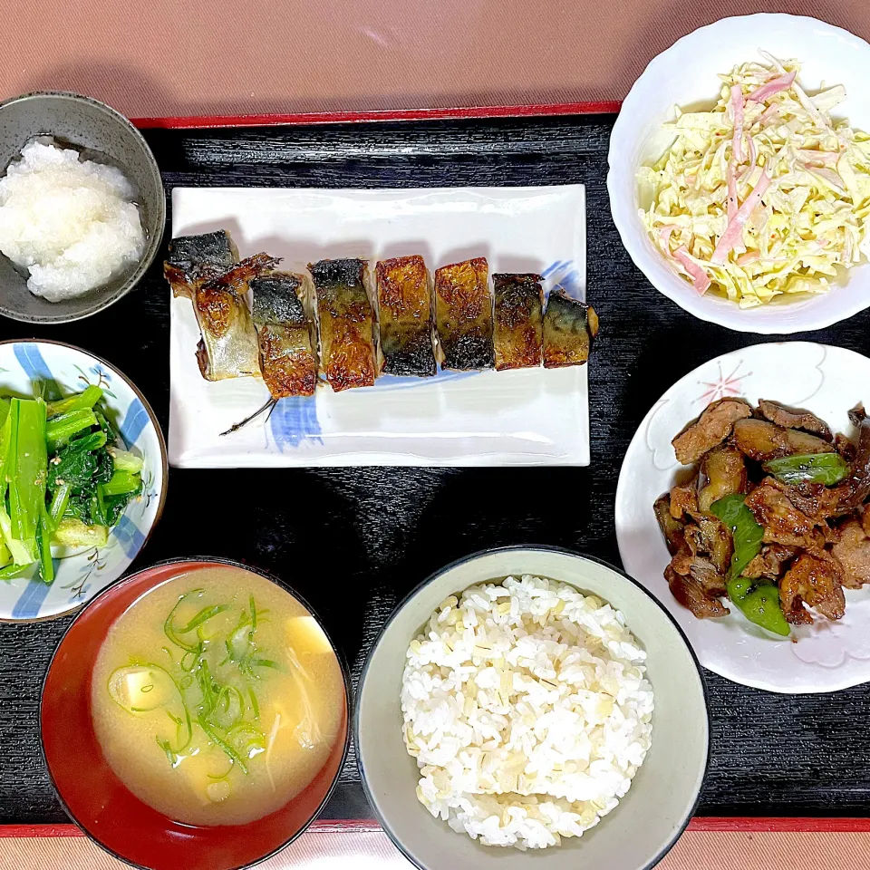 Snapdishの料理写真:鯖の塩焼き　豚肉と茄子とピーマンの味噌炒め　小松菜のナルム　豆腐の味噌汁|チャコぴーさん