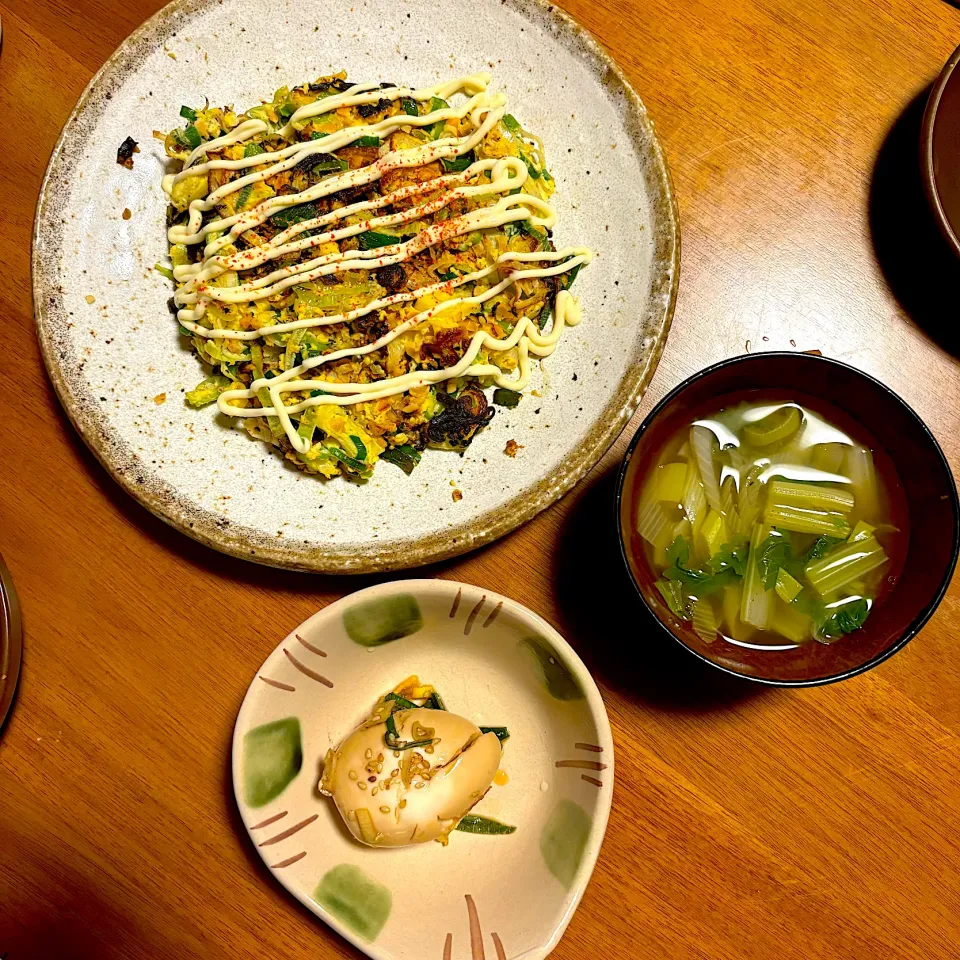 納豆ネギ焼き(ひっくり返せずぐちゃぐちゃ) 、セロリとネギの中華スープ、麻薬卵(味見)|bonさん