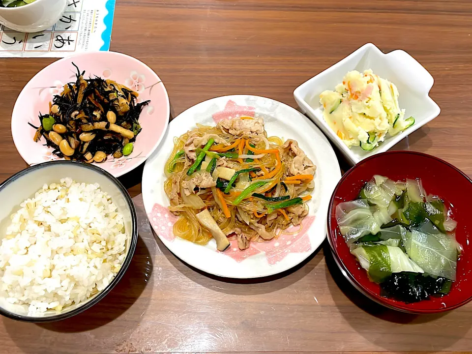 Snapdishの料理写真:豚こまでチャプチェ　キャベツとわかめの中華スープ　ポテトサラダ　ひじきと大豆の煮物|おさむん17さん