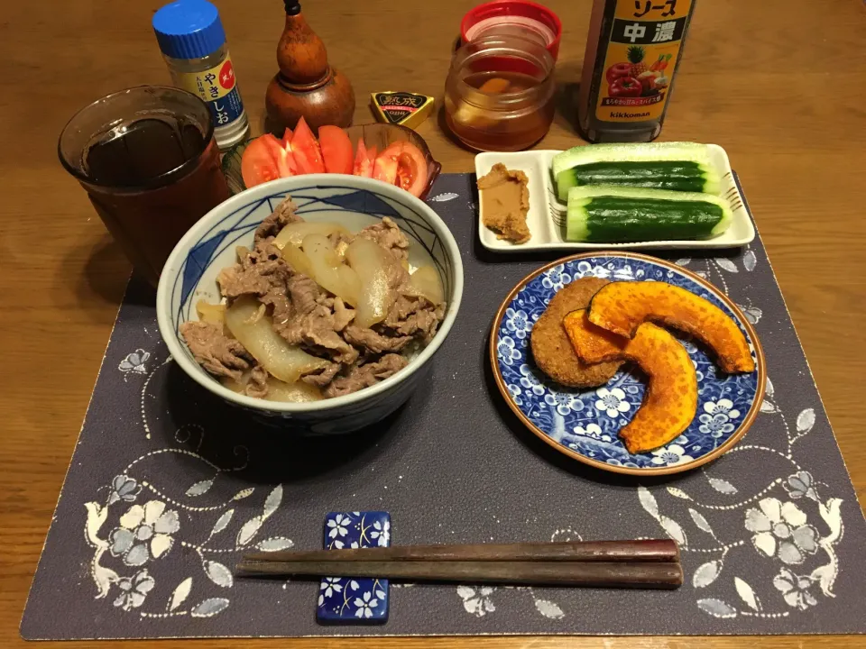 牛丼、コロッケ、かぼちゃの素揚げ、トマト、味噌キュー、プロセスチーズ、沢庵、烏龍茶(夕飯)|enarinさん