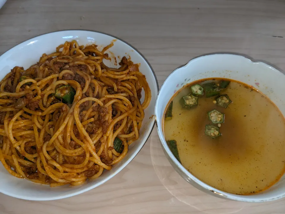 Snapdishの料理写真:2024/03/16の食事メニューはキーマカレー風味パスタ
・具材等（前回のミートパイの肉生冷凍ストック＋オクラ＋スパゲティ赤缶＋顆粒コンソメ＋水）
・オクラスープ|Tarou  Masayukiさん