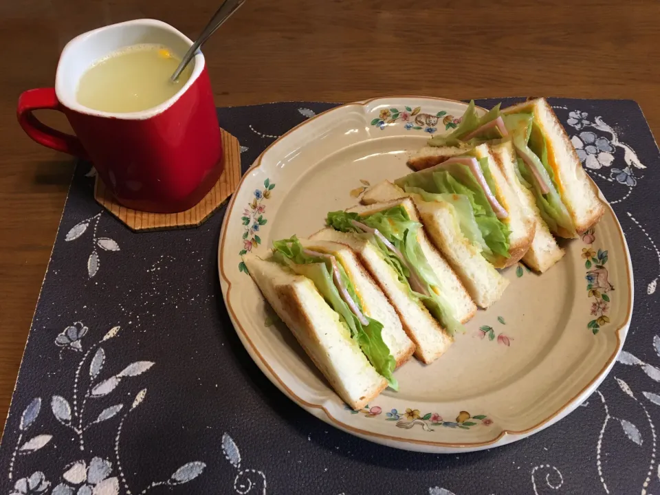 ホットサンドイッチ、コーンポタージュスープ(朝ご飯)|enarinさん