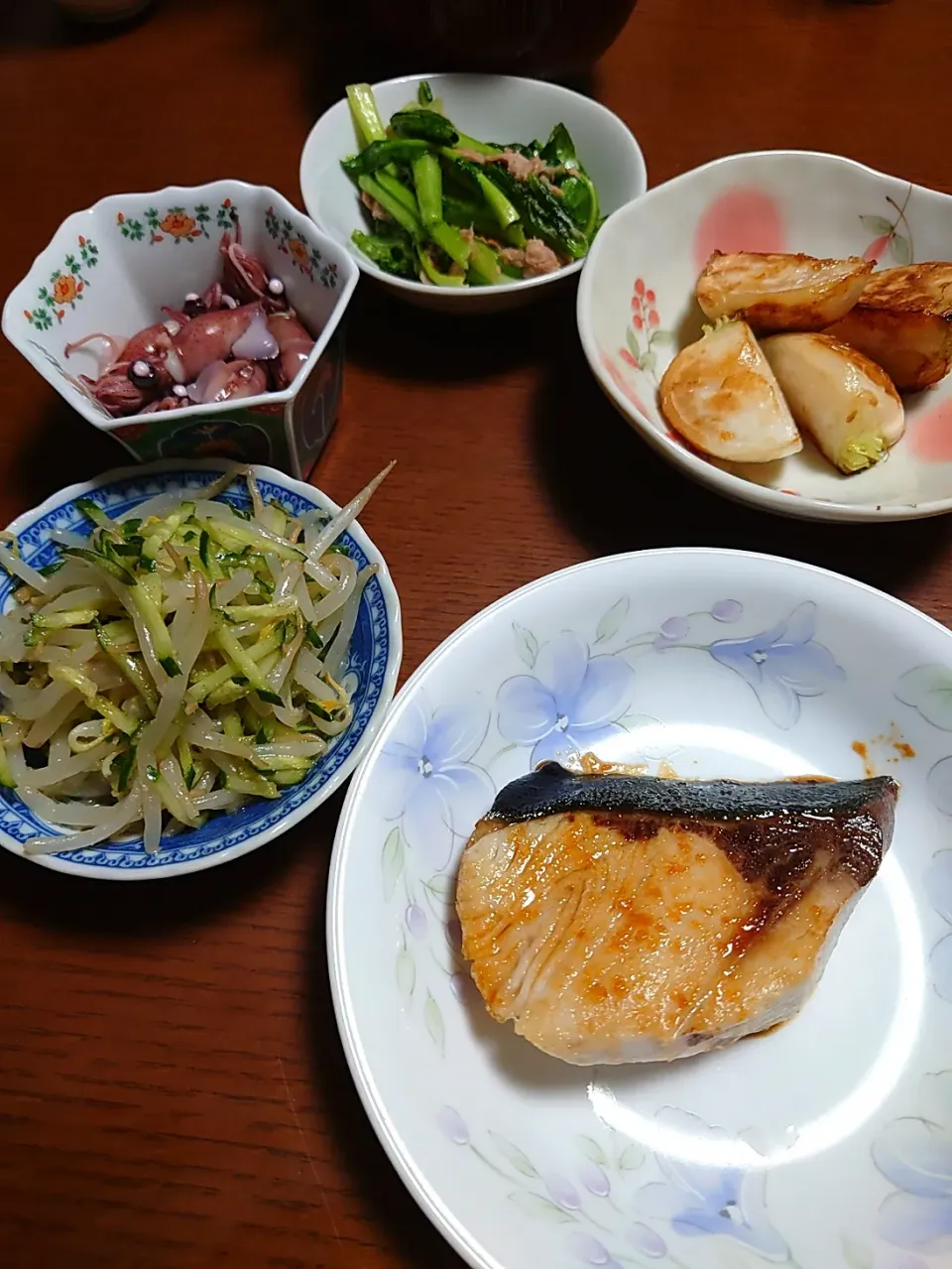 ぶりの照焼き
カブのオリーブオイル焼き
ホタルイカ
カブの葉とツナの炒め物
もやしの中華和え|ぱやさん