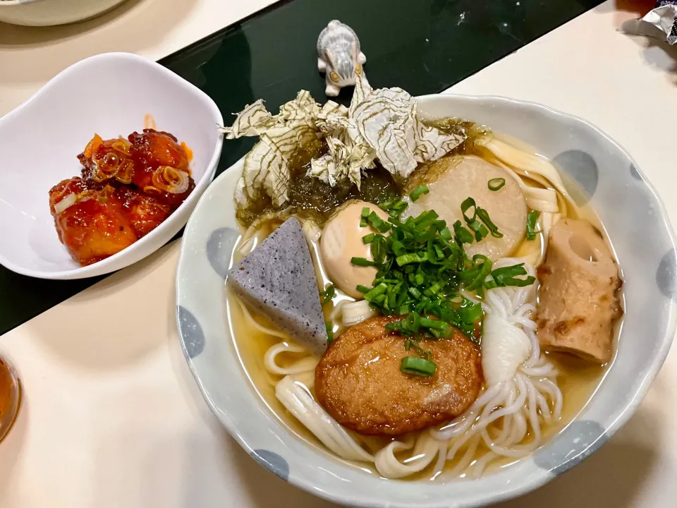 うどん入りのおでん「うでん」？「おどん」？
とチキンのチリソース
#おどん
#うでん
#ひもかわ
#スーパーのおでん|Takeshi  Nagakiさん