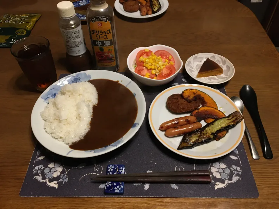 カレーライス大盛り、揚げ焼きコロッケ、ウインナー炒め、薄切りかぼちゃのソテー、なすソテー、トマトとキャベツとスイートコーンのサラダ、烏龍茶、炊飯器ケーキ(夕飯)|enarinさん