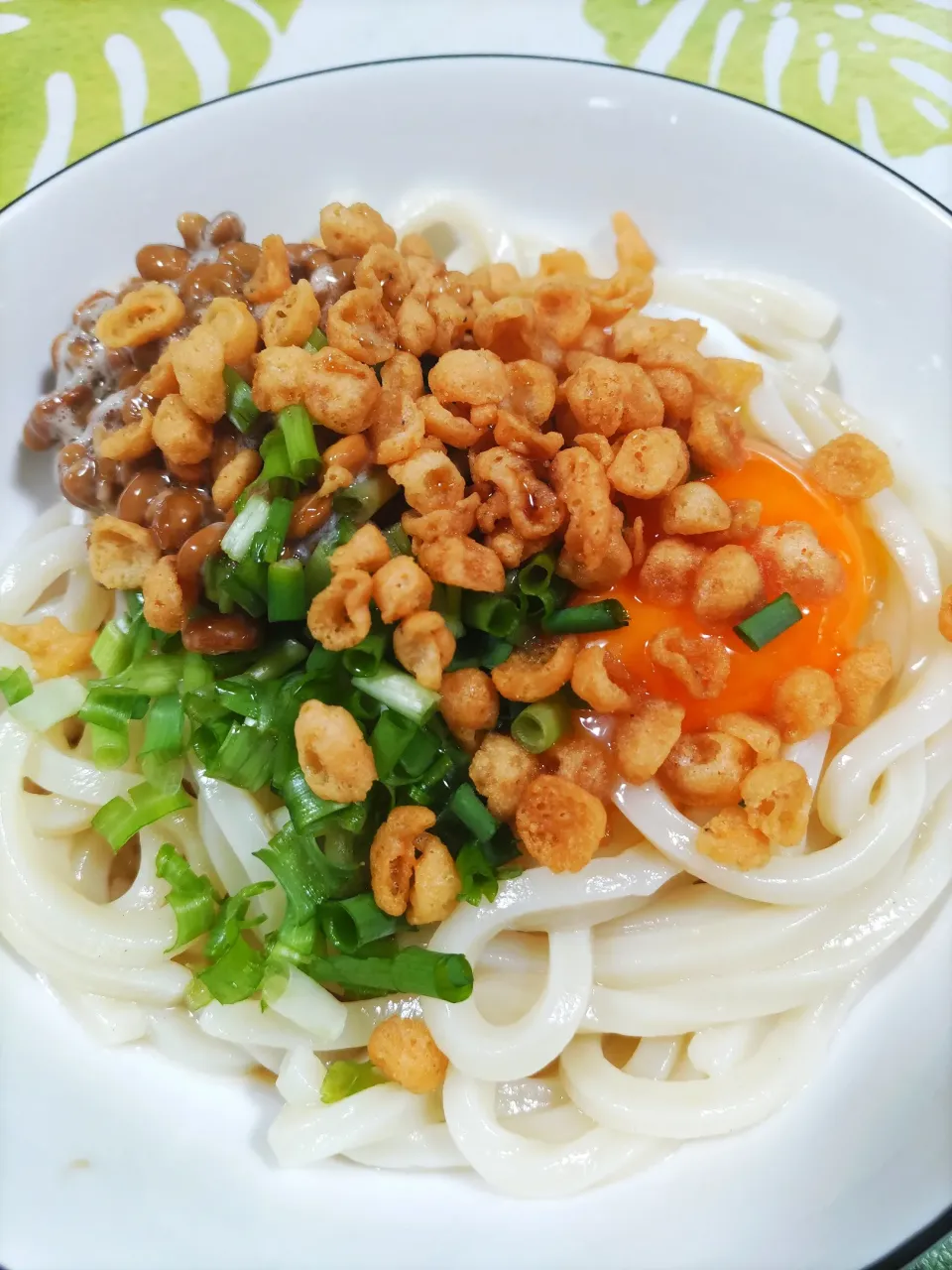 Snapdishの料理写真:カリカリ天かす乗っけうどん🍀|rikako♪。.:＊さん