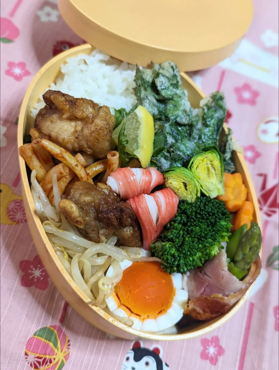 Snapdishの料理写真:本日のお弁当〜唐揚げとウドナの天麩羅弁当|f.1125beさん