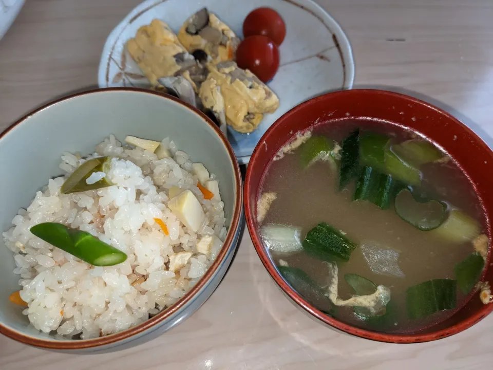 2024/03/17の食事メニューは春の息吹感ある定食
・筍とアスパラガスの炊き込みご飯（熊本県産筍、熊本県産アスパラガス、千葉県産人参、油揚げ、福井産いちほまれ米、日本酒、醤油、味醂、塩、水）
・茸入り出汁巻き卵焼き（エリンギ、榎、マッシュルーム、鶏卵、味醂）
・長葱味噌汁（上記の余った人参や卵液）|Tarou  Masayukiさん