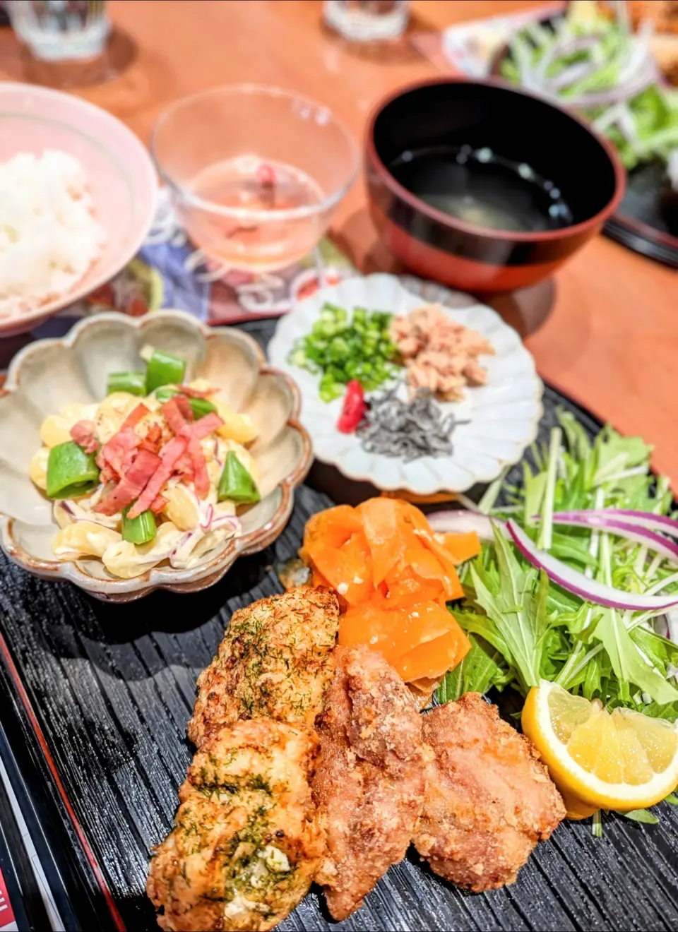 今日のお昼ごはんは、ABCクッキングバリエーションメニュー🤗🍽️
２種のやみつき唐揚げ
クリーミーマカロニサラダ
人参の糀和え
薬味でいただく出汁茶漬け
楽しく作り、おいしくいただきました✨|としちゃんさん