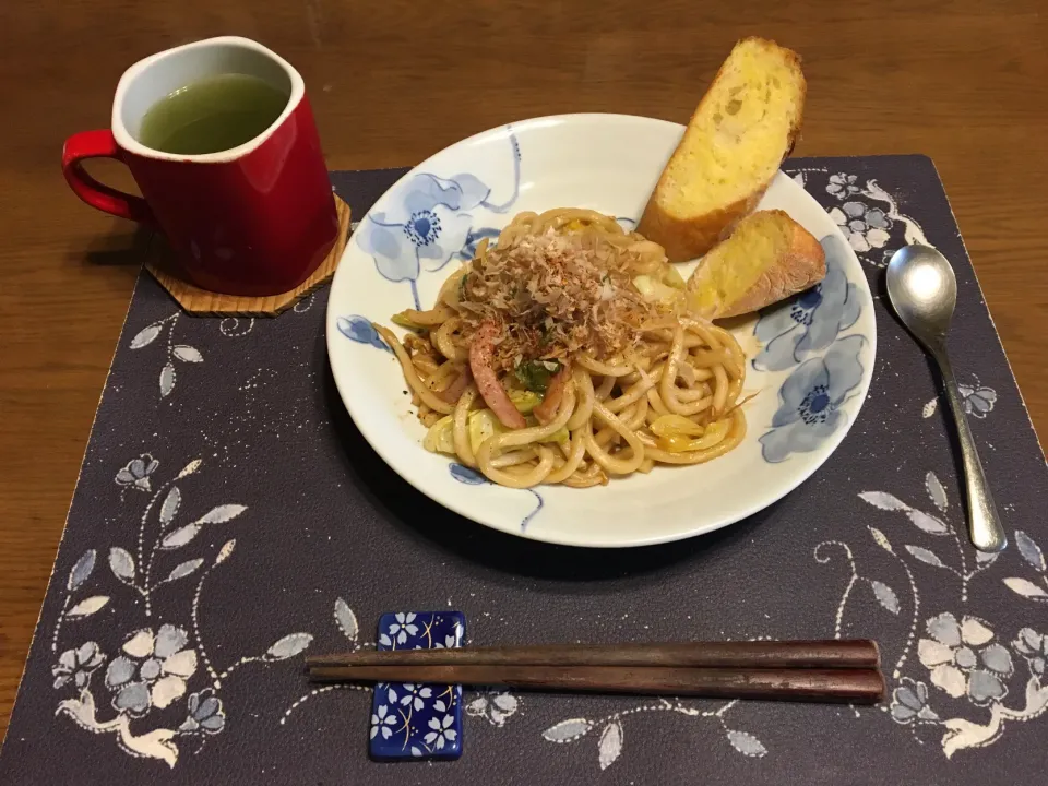 焼きうどん、ガーリックトースト、熱い日本茶(昼飯)|enarinさん