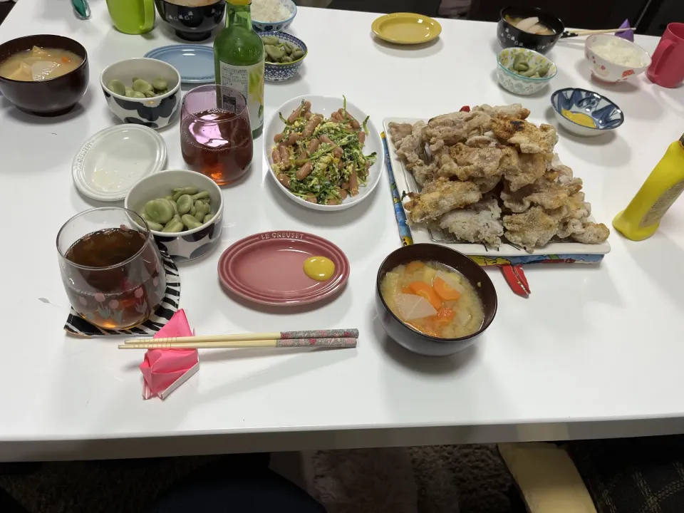 晩御飯☆鶏皮唐揚げ☆豆苗炒め（ポークビッツ・卵）☆そら豆の塩茹で☆みそ汁（大根・人参・厚揚げ）|Saharaさん