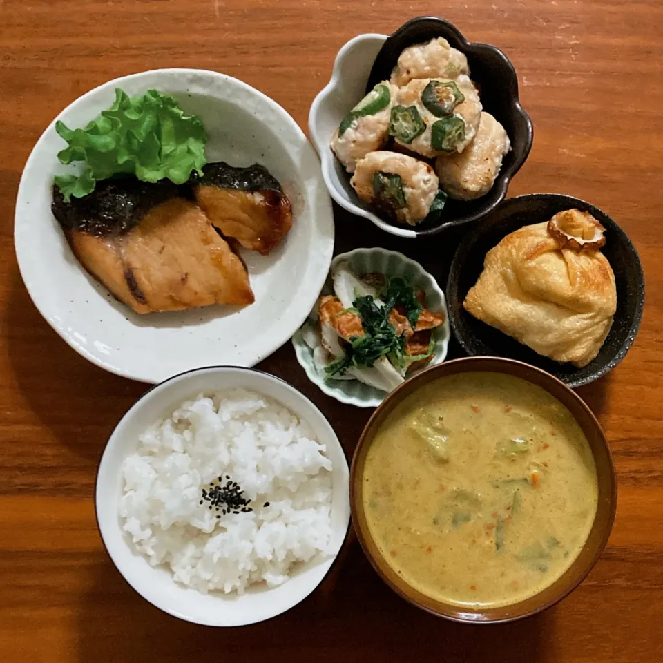 主食　白ご飯
主菜　母のブリの照り焼き
副菜　オクラのスターつくね🅿️
副菜　ツナマヨ巾着🅿️
汁物　無印のスープ
小鉢　ちくわと水菜炒めたやつ|...さん