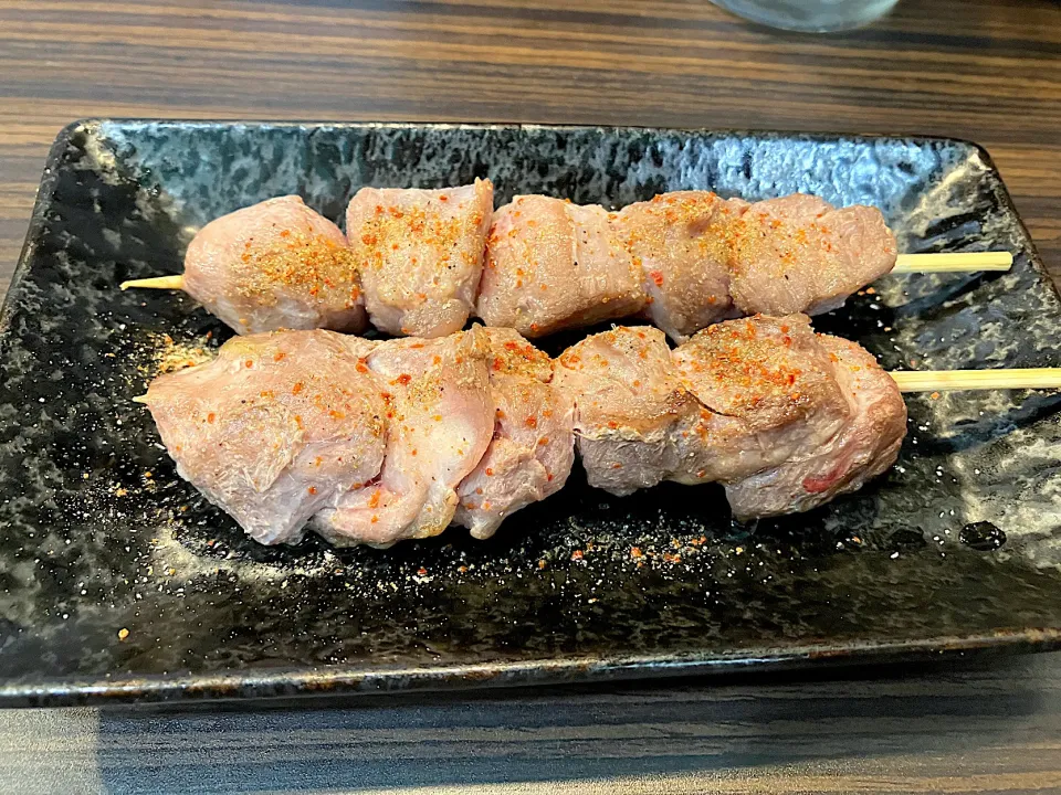 豚カシラ串とラム肉串|しのぶさん