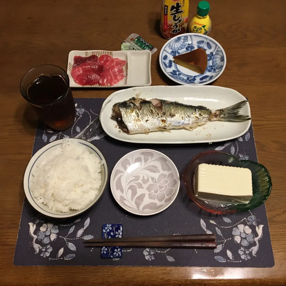 ご飯、天然生本マグロ切り落とし、にしんの塩焼き、冷奴、烏龍茶、炊飯器ケーキ(夕飯)|enarinさん