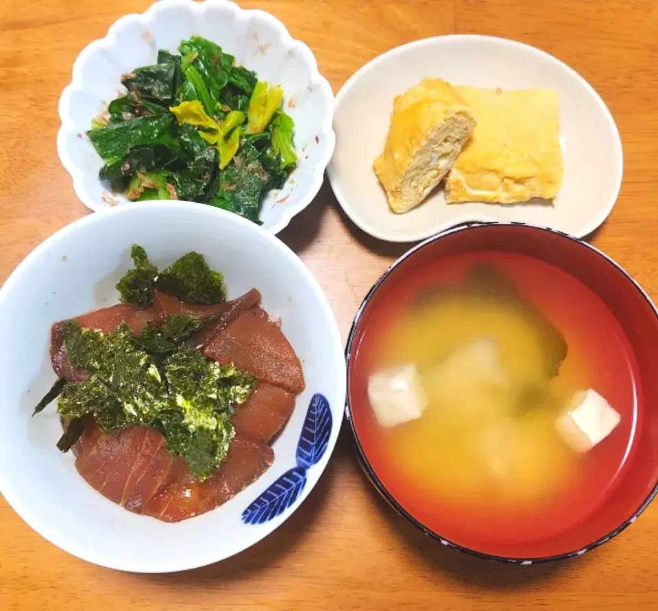 2024 0316　まぐろの漬け丼　小松菜のおひたし　だし巻き卵　豆腐とわかめのお味噌汁|いもこ。さん