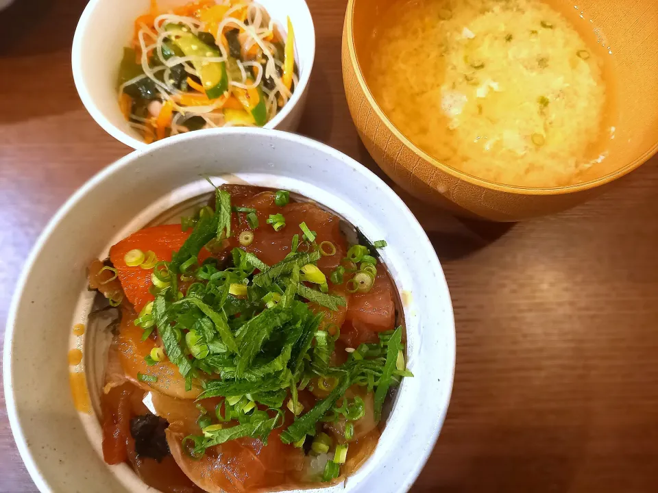 漬け丼　春雨サラダ　たまごみそ汁|🍏りんご🍎さん