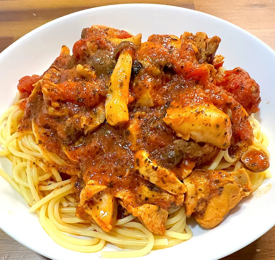 鶏もも肉としめじのトマトソースパスタ|shibazakiさん