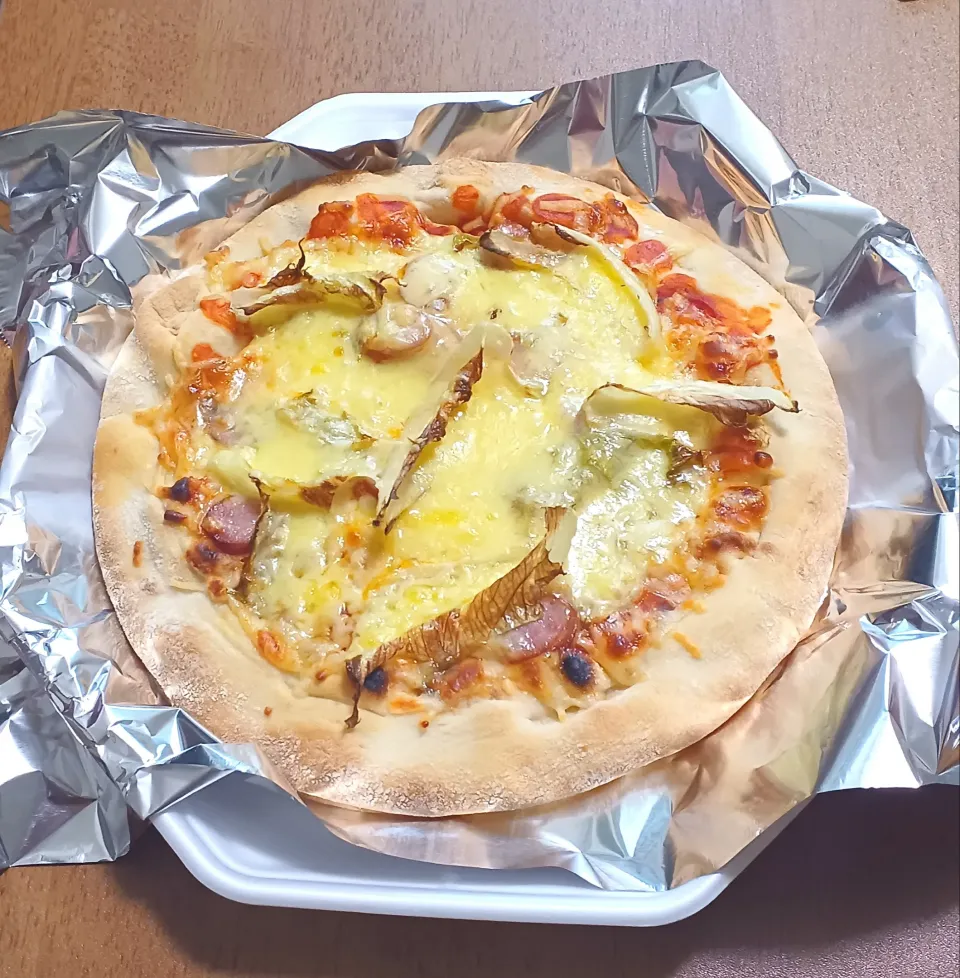 市販のピザ🍕に、レタスとチーズをトッピングして|ナナさん