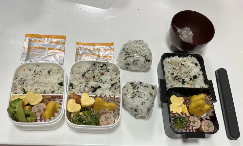 お弁当。にぃには「おにぎりで良い」って言ってたのに、朝パパに「部活もあるのに、もつ？」って聞かれて急に心配になって、パパとお弁当とおにぎり交換。☆みそ玉（パパ）☆6色混ぜ込みおにぎり（パパ）☆コーンスープ（下2人）☆ネコ型ナゲット☆ハート型卵焼き（明太マヨ味）☆ブロッコリーの胡麻和え☆花ちくわ☆鮭|Saharaさん