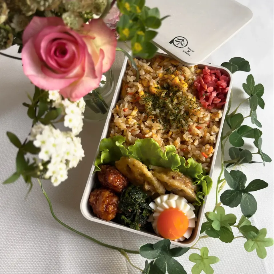 3/18❤︎主人のチャーハンお弁当🌱　

＊ チャーハン
＊ 蓮根ね挟み揚げ
＊ 半熟たまご
＊ 甘辛から揚げ|Makinsさん