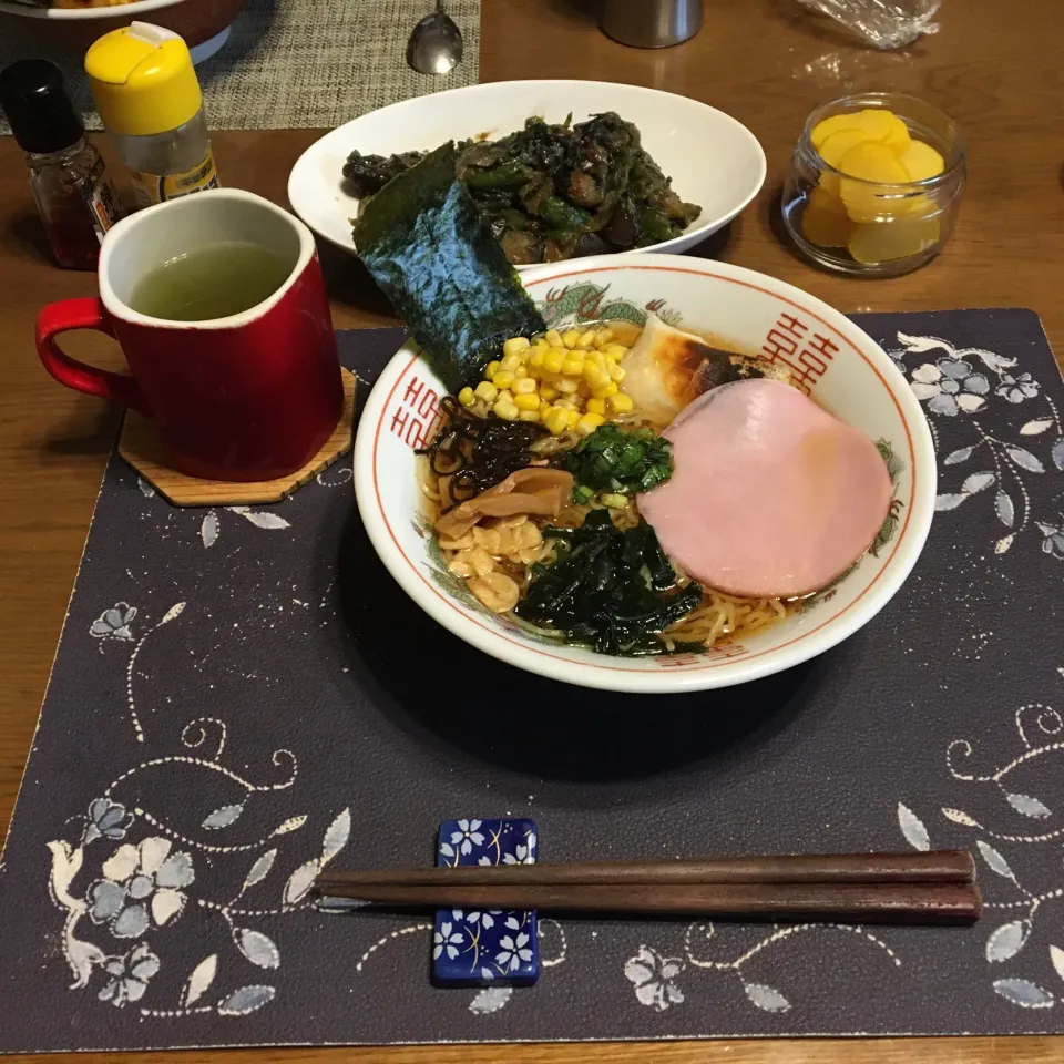 ニンニクニララーメン、なす味噌炒め、沢庵、烏龍茶(昼飯)|enarinさん