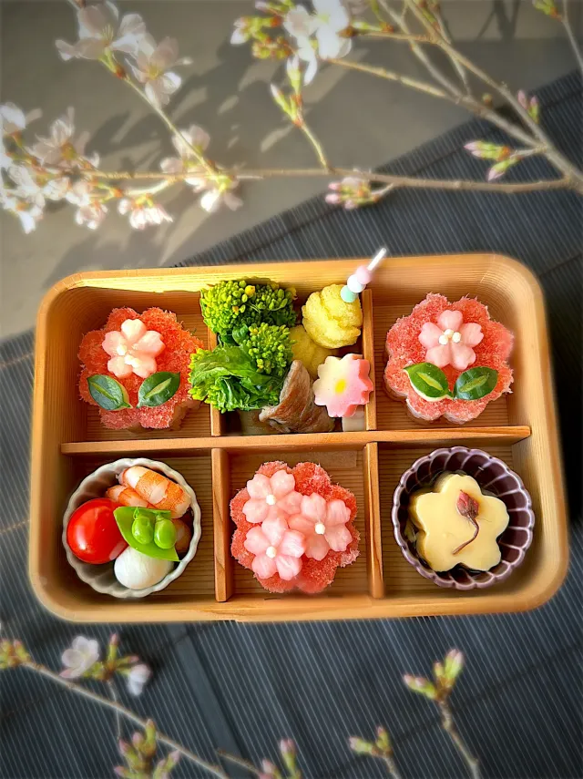 Snapdishの料理・レシピ写真:さくら押し寿司弁当🌸｜お花見🌸桜🌸お弁当