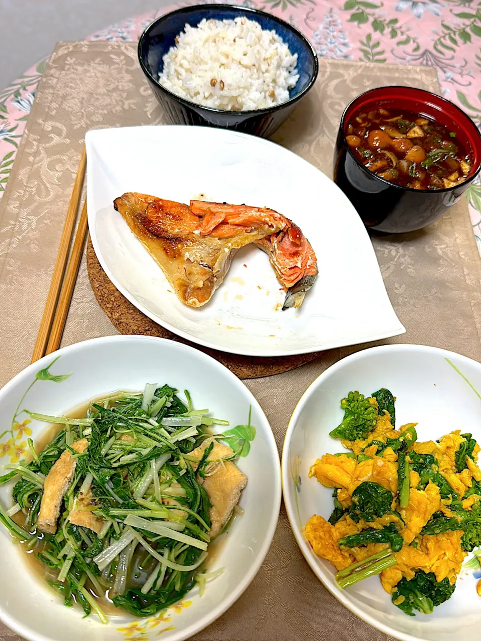 しゃけの塩焼きと菜の花の卵炒め、水菜の炊いたん、なめこと新玉ねぎの赤だし|yasukoさん