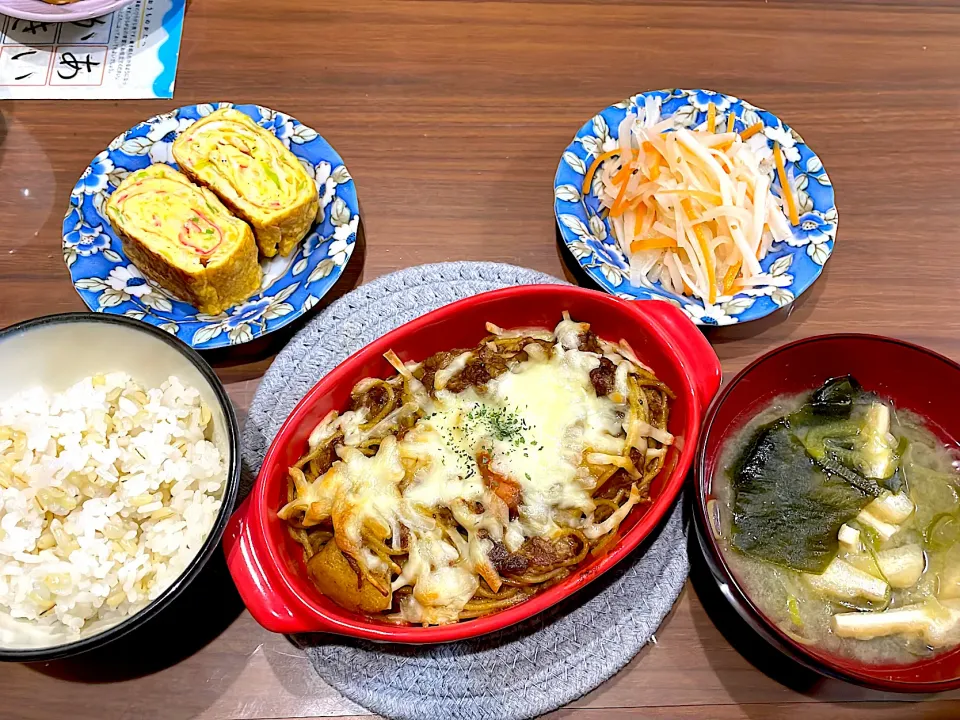 Snapdishの料理写真:焼きカレーパスタ　長ネギと揚げのお味噌汁　大根と人参の中華和え　長ネギとカニカマの卵焼き|おさむん17さん