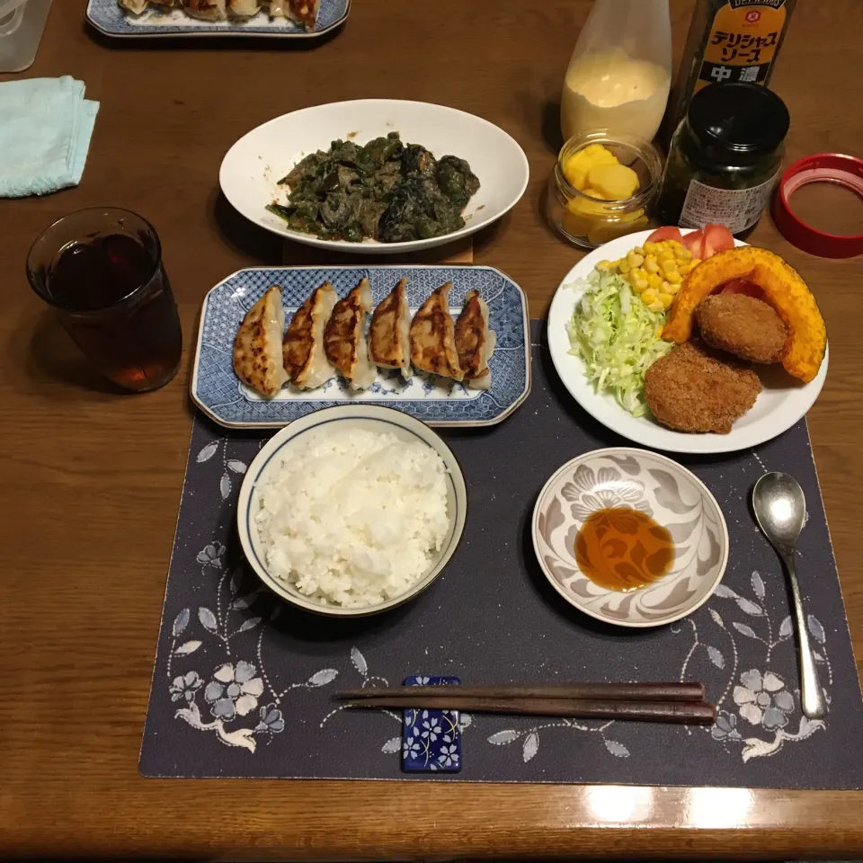 ご飯、焼き餃子＋ニラのニンニク醤油漬け、コロッケ、かぼちゃの素揚げ、サラダ、沢庵、烏龍茶(夕飯)|enarinさん