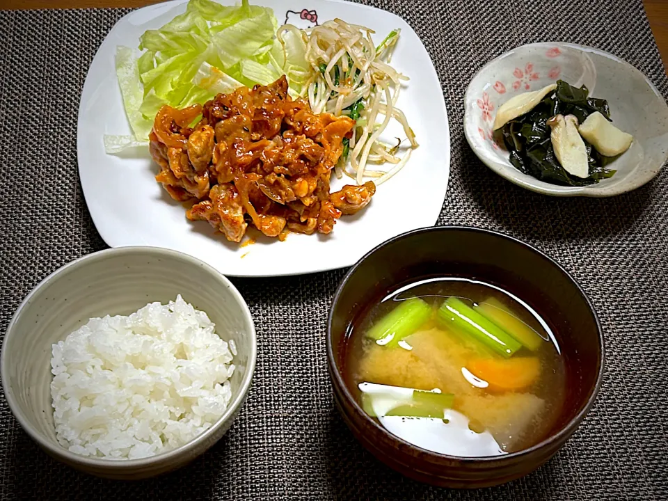 豚こま肉と玉ねぎのポークケチャップ、もやしと水菜のソテー、レタス|柚子きりかさん