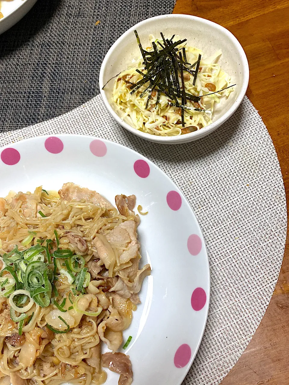 豚バえのき炒め、キャベツ納豆サラダ|kaaaaaさん