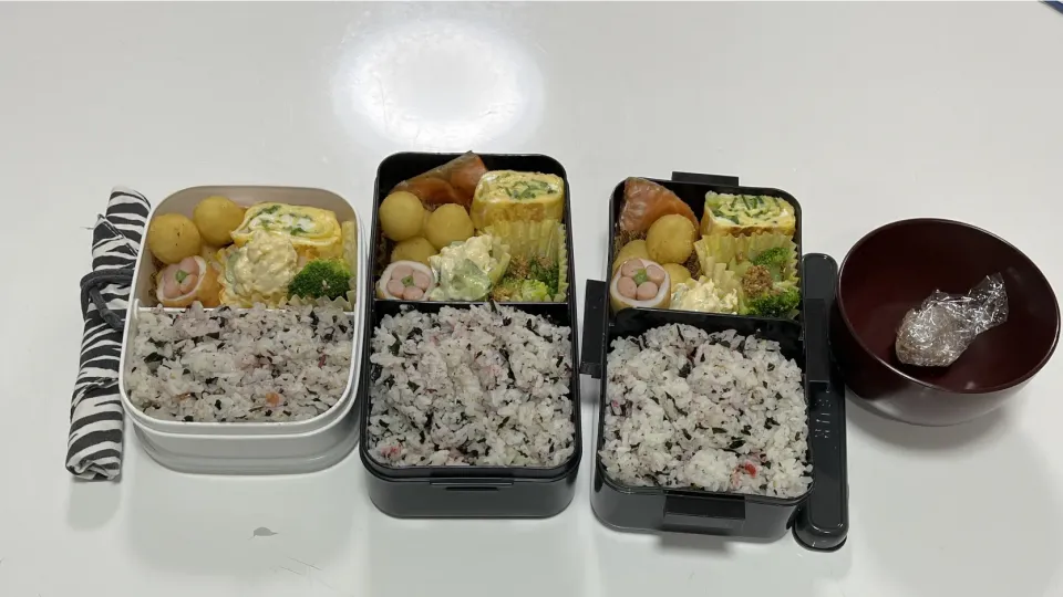 お弁当。右からパパ。にぃに。次男。☆コロコロポテト☆ポテトサラダ☆鮭☆葱入りだし巻き卵☆花ちくわ☆梅しそ混ぜ込みご飯☆みそ玉（パパ）|Saharaさん