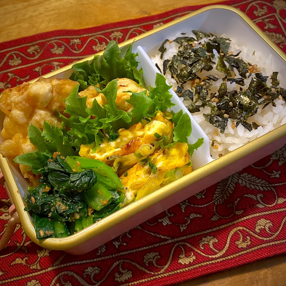 鶏天と、小松菜の胡麻和えと、じゃことネギ入り玉子焼きと、海苔ふりかけご飯弁当|もえさん