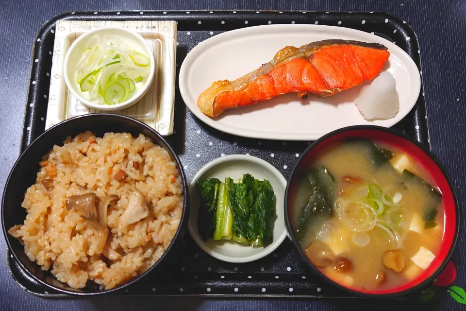 Snapdishの料理写真:今日の朝ごはん（炊き込みご飯（鶏ごぼう）に焼鮭（紅鮭）、納豆、なめこ汁、野沢菜漬）|Mars＠釜飯作り研究中さん