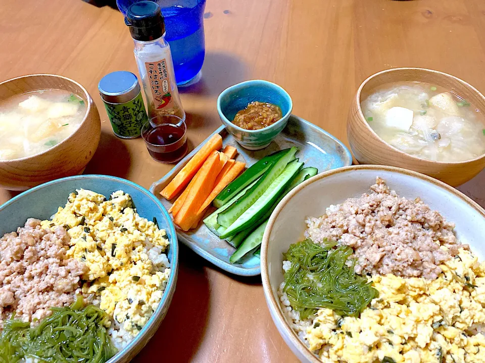 そぼろ丼と野菜スティック(もろみ)、自家製お味噌のお豆腐のお味噌汁|さくたえさん