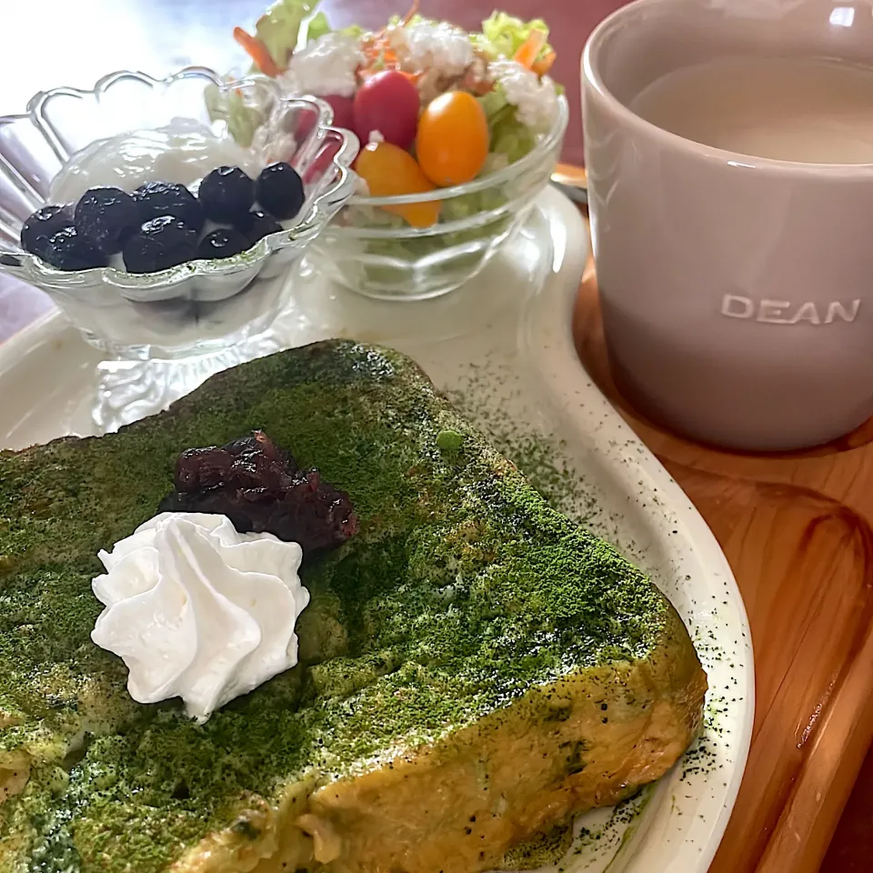 Snapdishの料理写真:抹茶フレンチトーストでゆっくりの日の　　　　朝ごはん|mokoさん