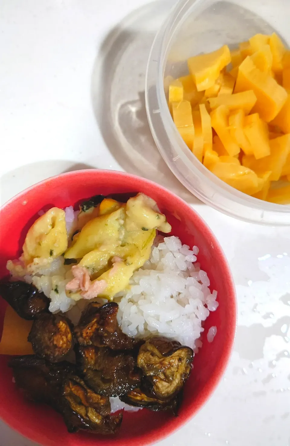 ナスの煮浸し丼、たくあん|さきさん