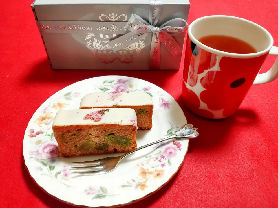 Snapdishの料理写真:GIN NO MORIの桜のパウンドケーキ|えっこさん